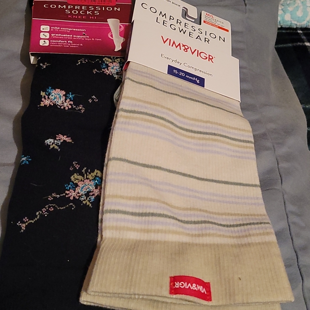 2 pair of compression socks, m/l/9-11, cream/navy